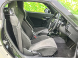 前席は身体を支える形状で、運転席と助手席が並ぶ落ち着いた空間です。開口部が広く乗り降りしやすそうな印象で、座った際も前方や周囲を見渡しやすいレイアウトです。