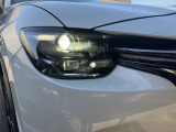 鋭く前方を照らす、LEDヘッドライト。遠くまで視界が開けることで、より安心したストレスのない走行を、提供してくれます。ライトの寿命が長いこともLEDの特徴ですね。