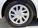 タイヤサイズは、155/65R14です。デザインにも優れている純正ホイールキャップが装備され、足元を引き締めます。