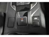 電動パーキングブレーキはスイッチ一つ(指で引く、または押す)でパーキングブレーキの作動・解除ができます。力が必要ないため、誰でも簡単に操作できます。