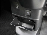 ◆センターロアボックス◆インパネ中央の下部には、ごみ箱としても使用する事ができるセンターロアボックスを装備しております。