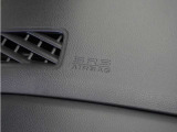◆助手席エアバッグ◆SRSエアバッグは、シートベルトだけでは防ぎきれない衝突時の衝撃から乗員を守るための安全装置。衝突時に瞬時に膨らみ、頭部や胸部がダッシュボードに直接衝突するのを防ぎます。