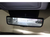 【デジタルインナーミラー】車両後方カメラの映像を映します。ヘッドレストや荷物などで視界を遮らずに後方を確認することができます。切替レバーを操作して通常のミラーモードに変更ができます。