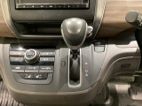 CVT車のセレクトレバーです。低速から高速まで、変速ショックのないスムーズな走りを実現するとともに、エンジン効率のよい領域を維持することで燃費にも貢献します。