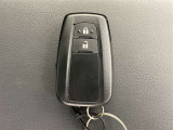 ドアの開閉時、両手が荷物で塞がっている時はキーレスでのカギの解除が大変ですよね。スマートキーはポケットやバッグに入れておけば、ノブに触れただけでロックの解除が可能です。とても便利な機能です。