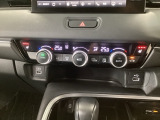 【左右独立オートエアコン】左右席で独立温度コントロールが可能です。運転席はキンキンに冷やして助手席はマイルドにと言った設定が可能です☆暑さ寒さでケンカすることもなくなりますね♪