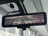 インテリジェントルームミラー☆後席に乗っている人や、大きな荷物を載せていると見にくくなりがちな後方視界。。こちらは車両後方のカメラ映像をミラーに映すので、天候にも影響されないクリアな後方視界を実現☆
