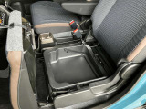 助手席シート下にはバッケットタイプの小物入れがあります。シューズや洗車道具など収納できます。
