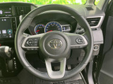 ステアリングには手元で扱えるスイッチ類が備わり、運転姿勢を保ちながら各種操作に活用できます。メーターや周囲のスイッチ類も見渡しやすい運転席です。