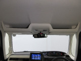 純正オプションのルーフコンソールBOXも付いてます♪運転席周りに小物入れが増えて便利です。