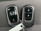 ☆スマートキー☆ドアの開錠・施錠はもちろんですが、エンジンをかけるときも鍵を取り出さなくて大丈夫ですよ♪両手に荷物をお持ちの時でも、大変便利で使い易い装備です☆