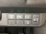 ハンドルの右側にはヘットライトリベライザーとHondaセンシング用のメインスイッチがついています。ヘッドライトリベライザーは道路状況や積荷の加重に応じてライトの高さを調節できます。