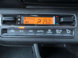 車内快適オートエアコン。物理スイッチで操作性も良好です