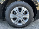 デザインの良い純正フルホイールカバー、タイヤサイズは185/70R14になります