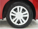 ◆純正ホイール装着車◆シンプルなデザインのホイールキャップ付きです。