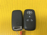 スマートキーはかばんやポケットに入れておけば、ドアのロックアンロックやエンジンの始動が可能!スマートキーからも両側自動スライドドアの操作が可能!