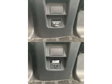 後部座席お足元にアクセサリーコンセントがございます!