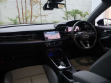 内装はシンプルに使い勝手を考え作られています。お車を運転する感覚をダイレクトに体感して頂けます。室内も広くロングドライブにも快適にお過ごしいただけます。