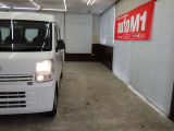 当店では専任のメカニックが大切なお客様のお車を一台一台丁寧に整備いたします。自社認証工場にてリフトアップし下回りまでキッチリ検査いたします。