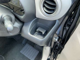 運転席、助手席の前にドリンクホルダ-が付いています!