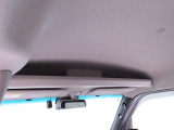 運転席上部には、ちょっとした小物の収納に便利な天井収納を装備♪サングラスや小物など、運転中に必要なアイテムをすっきり収納できます。手の届きやすい位置にあり、使い勝手にもこだわった便利な収納スペースです