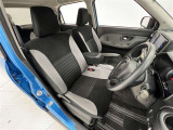 前席はベンチシート!運転席から助手席への移動が出来ます!
