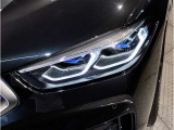 【LEDヘッドライト】先進のLEDテクノロジーを採用。放射される白色光の周波特性は太陽光に近く、バイキセノン・ヘッドライトを上回るコントラストで更に明るく輝きます!