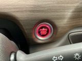 【ENGINE START/STOP】スマートキーをポケットやバッグに入れたままで、キーを差し込むことなくボタンを押すだけでエンジンが始動します。