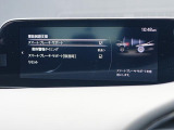 こちらのお車には先進安全装備が多数搭載されています。衝突被害を回避あるいは軽減するためのブレーキや、後方死角からの接近警報、車線逸脱を防止する警報装置など、詳しくはスタッフまでお尋ねください。