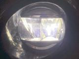 【フォグライト】霧などの悪天候時、自車の位置を示すとともに前方や路肩が見えずらい時、近い位置をワイドに照らしてくれます。