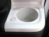 『ホッとカップホルダー』は、保温機能付きのドリンクホルダーです。国内の軽自動車で初めてムーヴキャンバスに搭載されました。