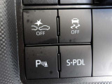 コーナーセンサースイッチです。駐車時に、周囲の障害物を検知しブザーと表示で知らせてくれます。
