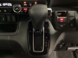 CVT車のセレクトレバーです。低速から高速まで、変速ショックのないスムーズな走りと、エンジン効率のよい領域を維持して燃費にも貢献します。サイドブレーキはスイッチ操作の電子制御パーキングブレーキです。