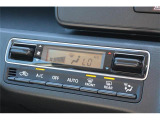オートエアコンです。簡単操作で車内温度をコントロールします。