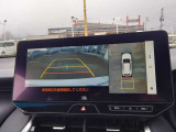 車を上から見下ろしているようなリアルタイム映像で、周囲の状況をひと目で確認!目視だけでは見えない死角をしっかりとカバーしてくれるため車庫入れや縦列駐車、狭い路地でのすれ違いも驚くほどスムーズになります