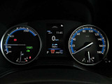 運転に役立つ情報を分かりやすく表示するマルチインフォメーションディスプレイを中央に配したとても見やすいメーター☆