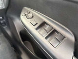 運転席パワーウィンドウスイッチとドリンクホルダーです。
