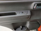 パワーウィンドウのスイッチですよ。運転席に居ながら窓を開け閉めのコントロールできます。