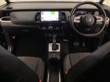 車内は光触媒抗菌消臭施工済です。スタイリッシュなデザインでスポーティなインパネ周りを演出します。グローブボックスやカップホルダーのほかにトレーなどたくさんの収納スペースが付いています。
