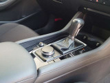 【オートブレーキホールド】停車中にブレーキペダルから足を放しても、ブレーキを自動的に制御して、車両の停車状態を保持する機能です。信号待ちなどの停車時に運転者の負担を軽減します。