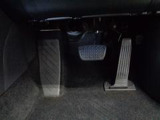 この車輌の清掃風景です!!シートを取り外して徹底洗浄!!細かなほこりやしみついた汗など、前使用者の痕跡を除去します