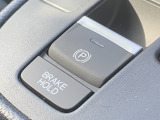 電動パーキングブレーキ・オートブレーキホールドです。ボタンを引っ張るだけでサイドブレーキがかかります。オートブレーキホールドは信号待ちや渋滞でもブレーキを踏み続ける必要なし!楽に運転できます!