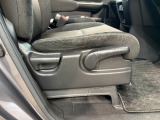 シートハイトアジャスターを装備!運転席の座面の高さを体格やお好みに合わせて調整できます。より自然な運転姿勢を取りやすく、前方の見やすさを調整できるのも嬉しいポイントです。