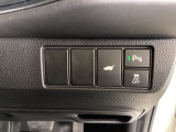 駐車や出庫時に障害物が接近するとお知らせしてくれるパーキングセンサーシステムつき。運転に不安な方でも安心な機能です!