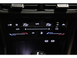 エアコンは、運転席と助手席でそれぞれお好みの温度に設定できる2ゾーンフルオートエアコンです。これからの季節はあるとうれしい機能ですね。