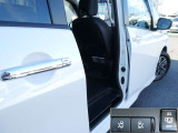 ハンズフリーオートスライドドアは、運転席側スイッチと、ドアハンドルのスイッチからも開閉可能です。スイッチ操作で簡単開閉なので腕力の弱いお子様でも楽々開閉できます。