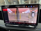 アラウンドビューカメラを装備。車両周辺やタイヤ付近などを画面で確認でき、駐車時の確認をサポートします。