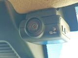 ドライブレコーダー装備です!もしもの時やあおり運転など、映像記録は証拠になるのであると安心ですね!