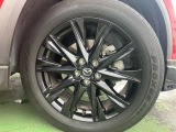 225/55R19のブラック塗装されたアルミホイール。デザインもさる事ながら、切削加工により、重量軽減と立体感を与えられた贅沢なアルミホイールです!