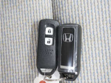 ◆スマートキー◆カギをバッグやポケットに入れたままでもドアロックの開閉ができる『スマートキー』付き!雨天や暗くなってもカギを取り出す必要がなくドアの開錠&エンジンも始動できます